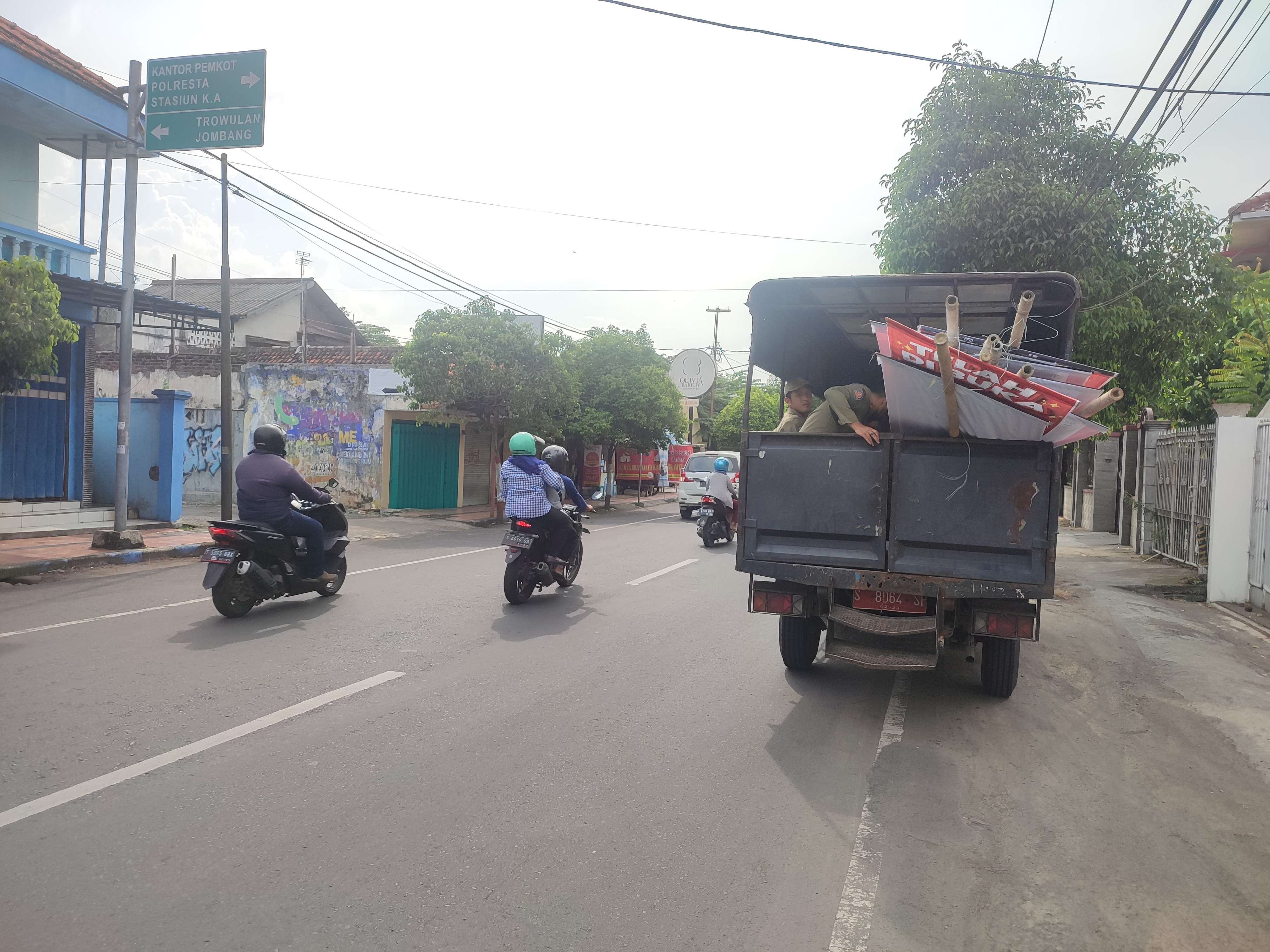 Satpol PP Kota Mojokerto copot baliho disepanjang jalan Mojopahit.(Foto Deni Lukmantara/Ngopibareng)