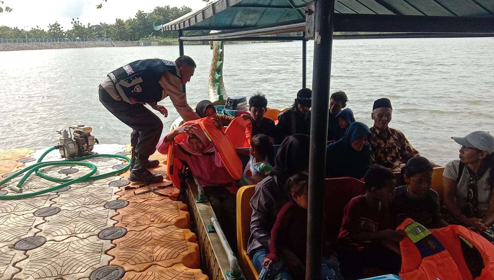 Anggota Polres Blora datangi wisata air di Tempuran (foto: Humas polres Blora)