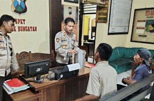 Dua pelaku pencurian besi pembatas jalan raya di Situbondo saat diamankan di Polsek Bungatan.(foto:humas polres Situbondo)