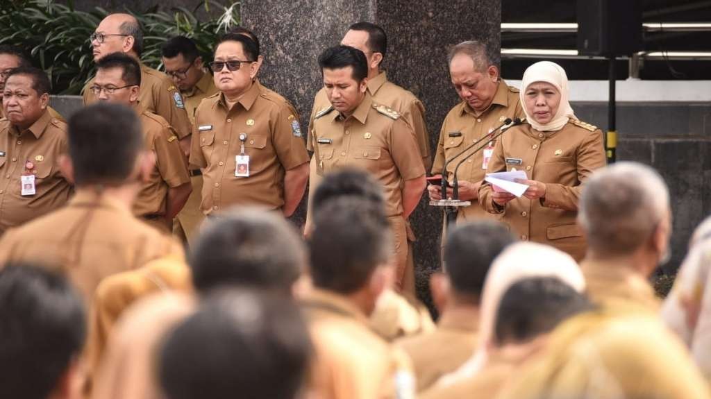 Gubernur Jatim, Khofifah Indar Parawansa saat memimpin apel di Halaman Kantor Gubernur Jatim, Surabaya, Senin 2 Januari 2022. (Foto: Humas Prov Jatim)