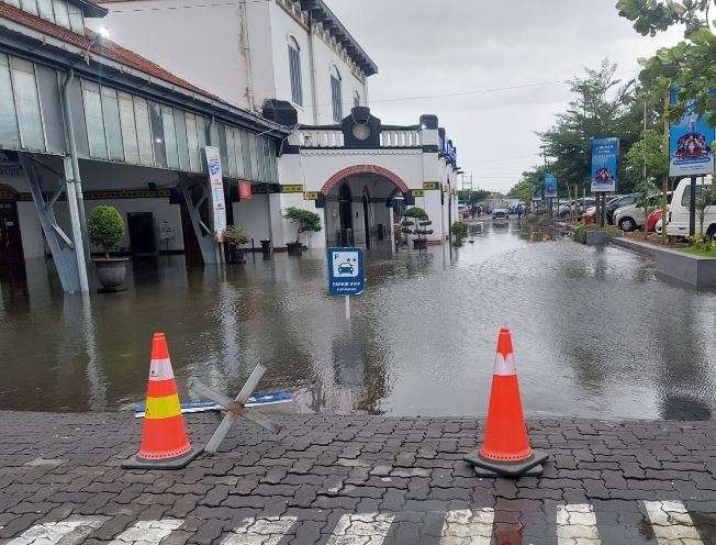 Banjir di Stasiun Tawang Semarang sudah berangsur surut. Perjalanan kereta kembali normal. (Foto: Twitter @KAI121)