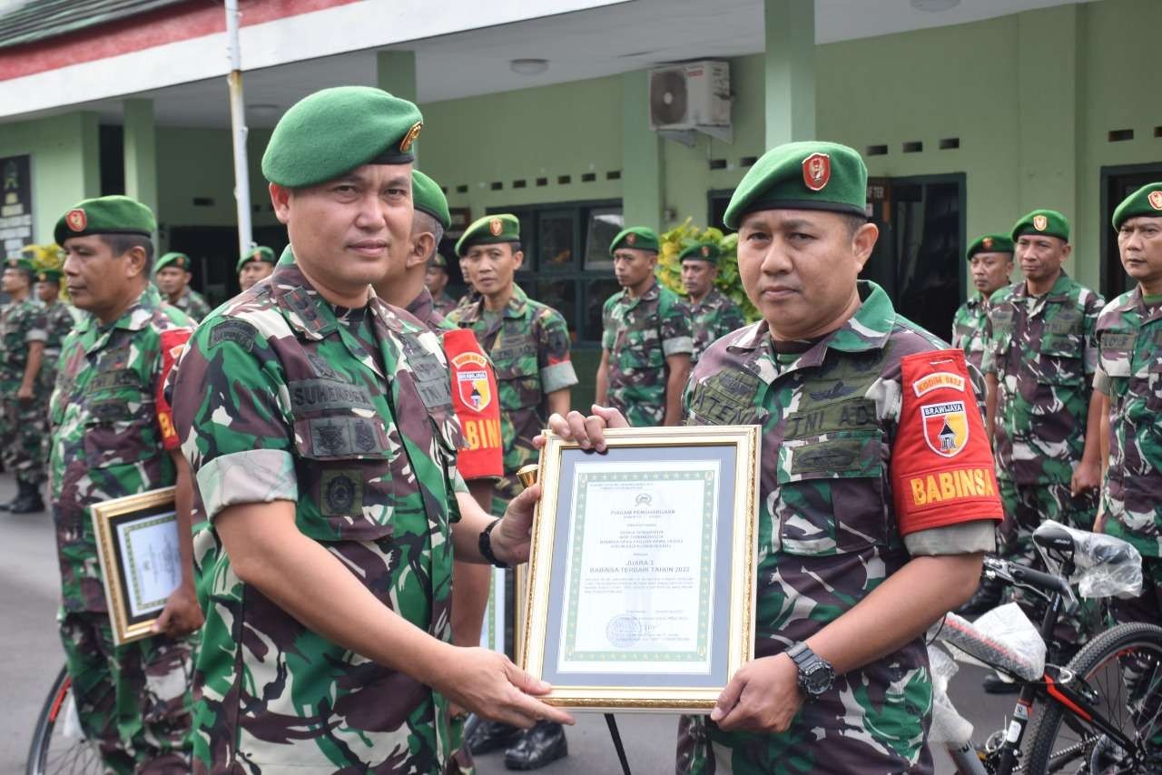 Dandim 0822 Bondieosi, Letkol Arm Suhendra Chipta menyerahkan penghargaan Babinsa Terbaik 2022 mengawali 2023.(foto:guido/ngopibareng.id)