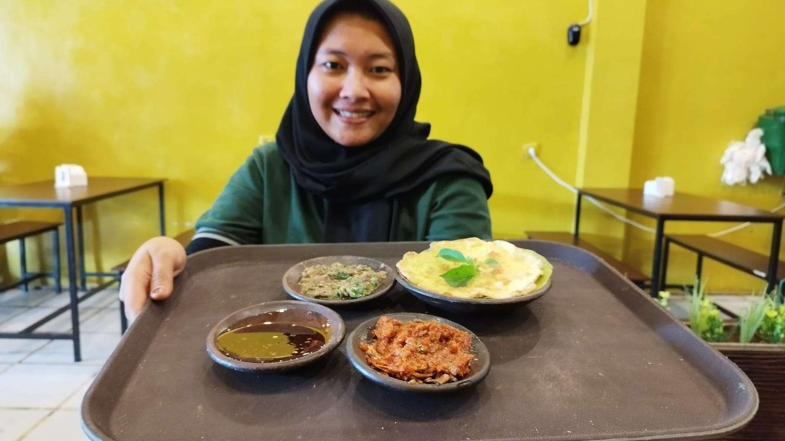 Salah satu jenis sambal yang tersedia di Warung Aneka Sambal Nusantara. (Foto: Muh Hujaini/Ngopibareng.id)