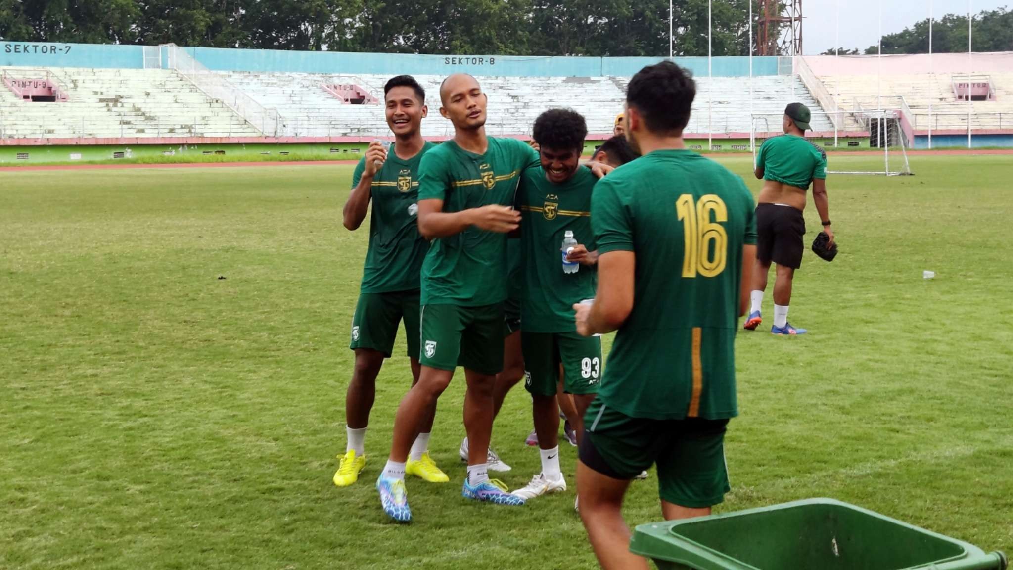 Dandi Maulana (tengah) berpamitan dengan rekan-rekannya usai latihan Persebaya di Stadion Gelora Delta, Sidoarjo, Senin 2 Januari 2022. (Foto: Fariz Yarbo/Ngopibareng.id)