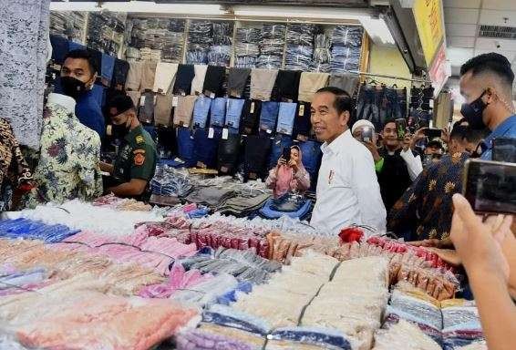 Presiden Jokowi keliling Blok A Pasar Tanah Abang, Jakarta Pusat, Senin 2 Januari 2022, tanpa pakai masker. (Foto: Instagram @jokowi)