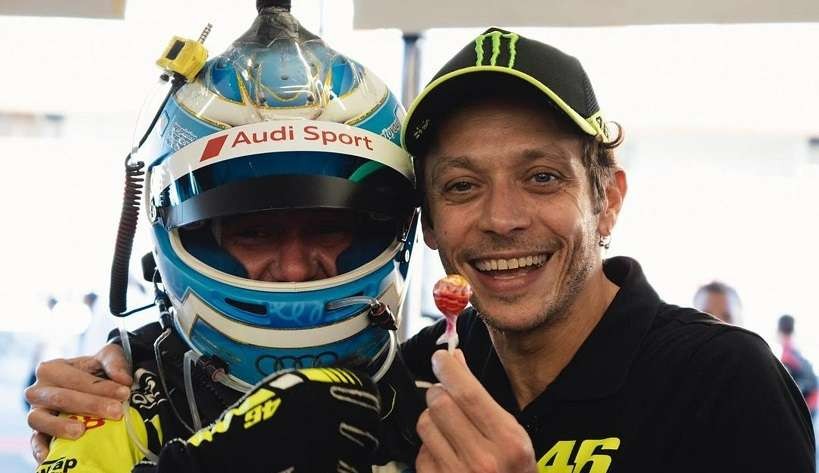 Selain kehebatannya, Valentino Rossi (kanan) juga dikenal sebagai sosok yang jahil