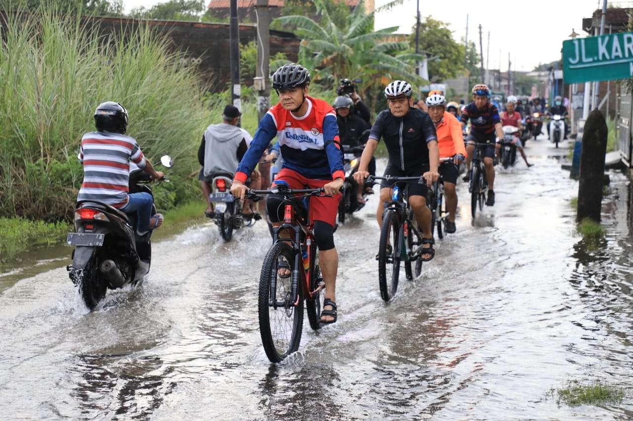 Gubernur Jawa Tengah Ganjar Pranowo gowes menyusuri perkampungan di Kecamatan Gayamsari, Kota Semarang, Selasa, 3 Januari 2023. (Foto: Dokumentasi Jateng)