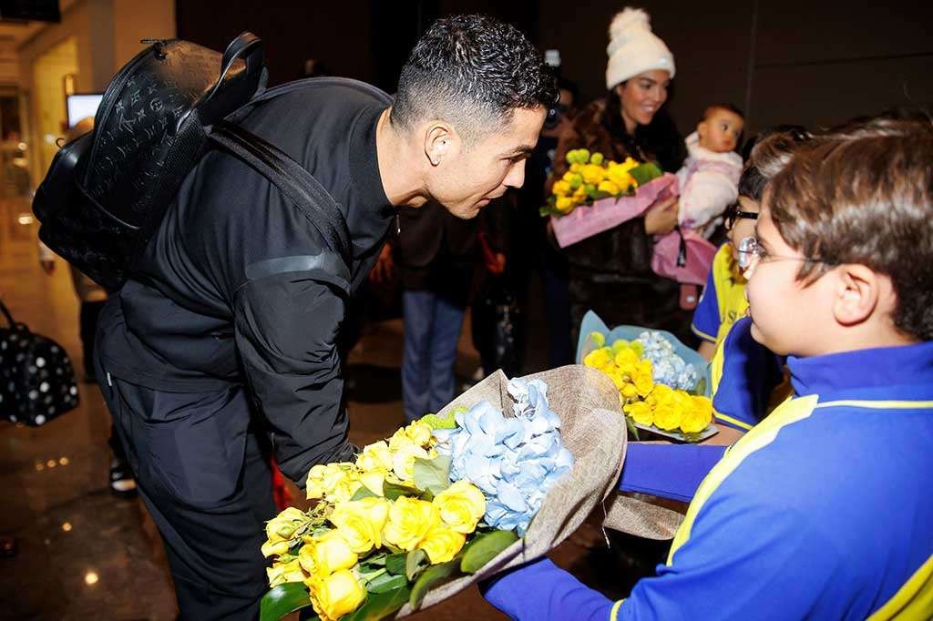 Cristiano Ronaldo disambut anak-anak dengan jersey Al Nassr begitu tiba di Riyadh. (Foto: Instagram @alnassr_fc)