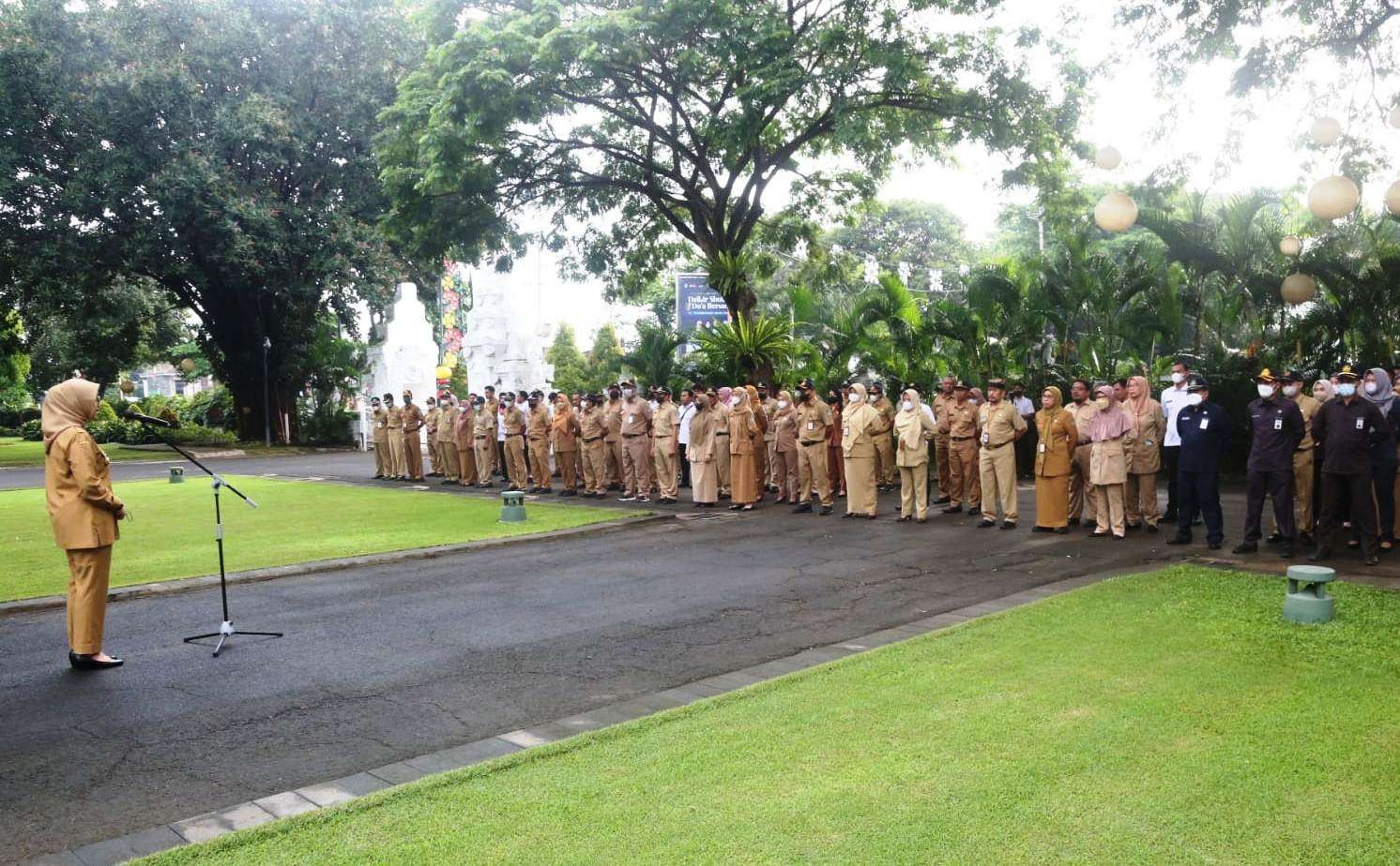 Bupati Banyuwangi Ipuk Fiestiandani saat memberikan pengarahan kepada ASN. (Foto: Istimewa)