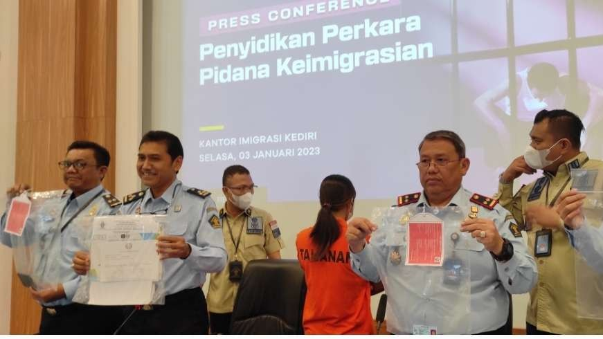 Kantor Imigrasi Kediri berhasil menggagalkan upaya pengiriman pekerja migran ilegal ke Kamboja. Pelakunya seorang ibu rumah tangga.(Foto: Fendi Lesmana/Ngopibareng.id)