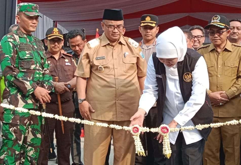 Gubernur Jatim, Khofifah Indar Parawansa saat meresmikan jembatan bailey di Desa Kregenan, Kecamatan Kraksaan, Kabupaten Probolinggo. (Foto: Ikhsan Mahmudi/Ngopibareng.id)