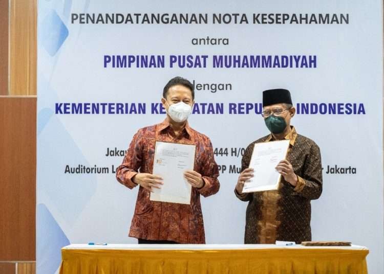 Menkes Budi G. Sadikin dan Ketua Umum Persyarikatan Muhammadiyah K. H. Haedar Nashir usai penandatanganan MoU di gedung PP Muhammadiyah Jakarta pada Selasa 3 Januari 2022. (Foto: dok. Humas Kemenkes)