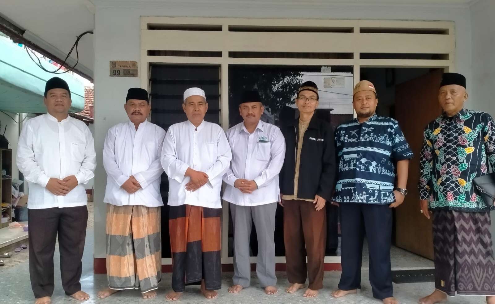 Pengasuh Pondok Pesantren Nurul Islam Jember KH Muhyiddin Abdusshomad, KH M Koderi, Wakil Ketua PWNU Jatim dan para tamunya. (Foto:adi/ngopibareng.id)