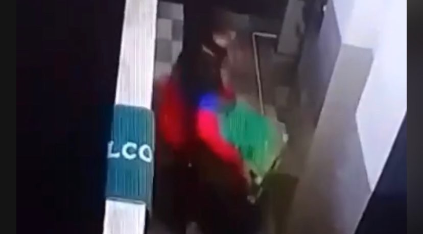 Aksi pria di Malang saat mencuri kotak amal musholla terekam CCTV (Foto: Takmir Musholla N