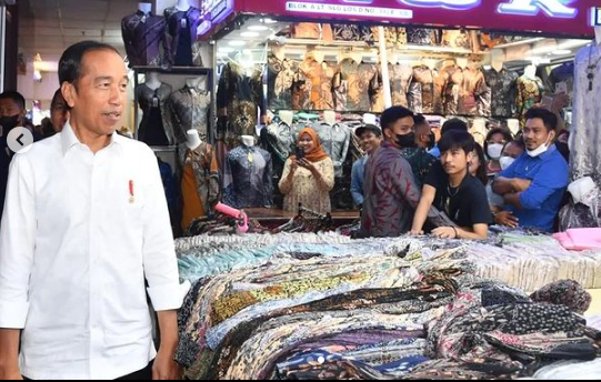 Presiden Jokowi tak pakai masker saat keliling Blok A Pasar Tanah Abang Jakarta, Senin 2 Januari 2023. (Foto: Instagram @jokowi)