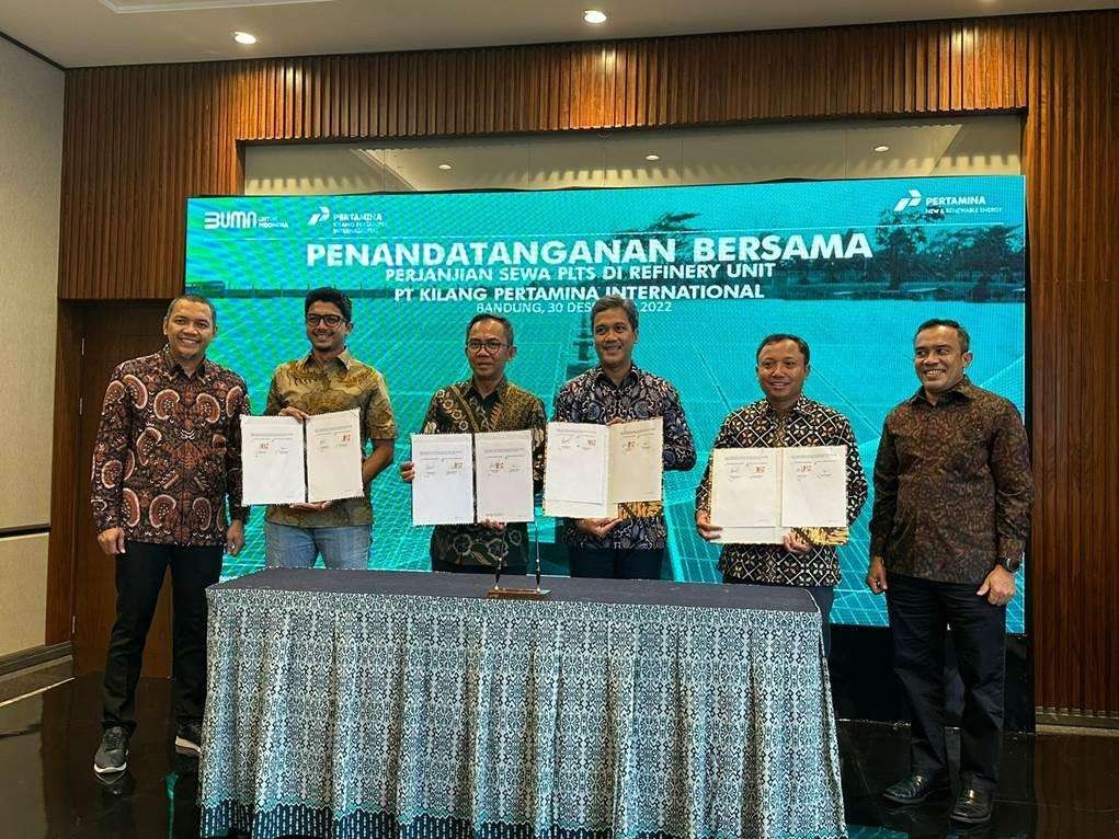 PT Kilang Pertamina Internasional (KPI) melakukan penandatanganan Perjanjian Kerja sama terkait pemanfaatan Pembakit Listrik Tenaga Surya (PLTS) di kilang-kilang seluruh Indonesia. Penandatanganan berlangsung di Mason Pine, Padalarang Jumat 30 Desember 2022. (Foto: dok. Humas Pertamina)