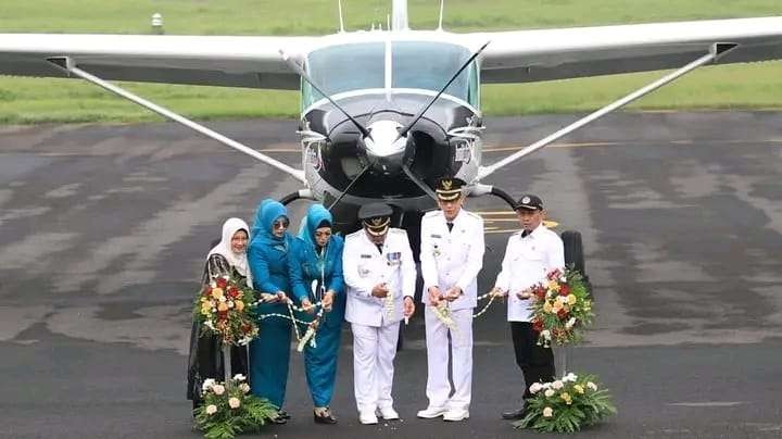 Bupati Jember Hendy Siswanto bersama wakilnya, Gus Firjaun, grand launching penerbangan Jember-Surabaya. (Foto: Diskominfo Jember)