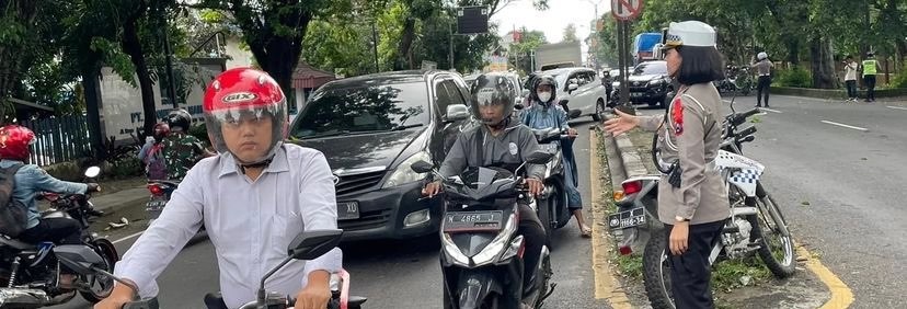 Satlantas Polres Malang saat mengatur jalannya arus lalu-lintas (Foto: Instagram/@Satlantasresmalang)