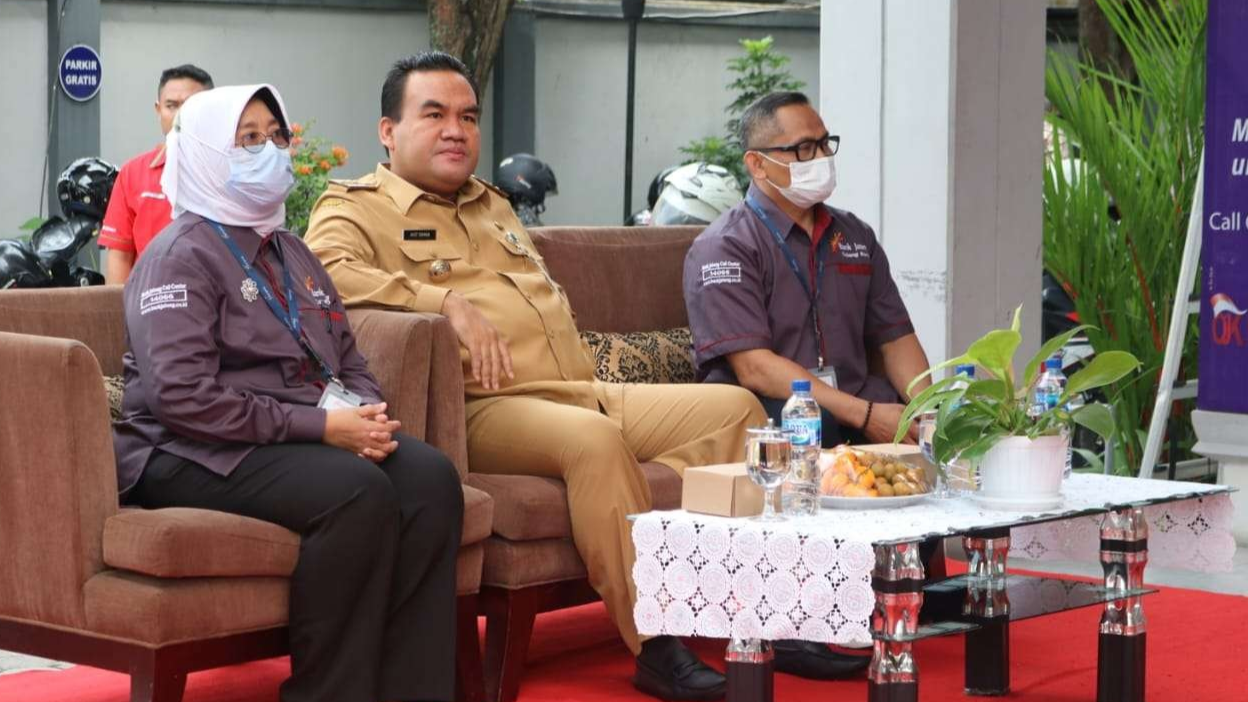 Bupati Blora Arief Rohman diapit manajemen Bank Jateng pada suatu kesempatan. (Foto: Ahmad Sampurno/Ngopibareng.id)