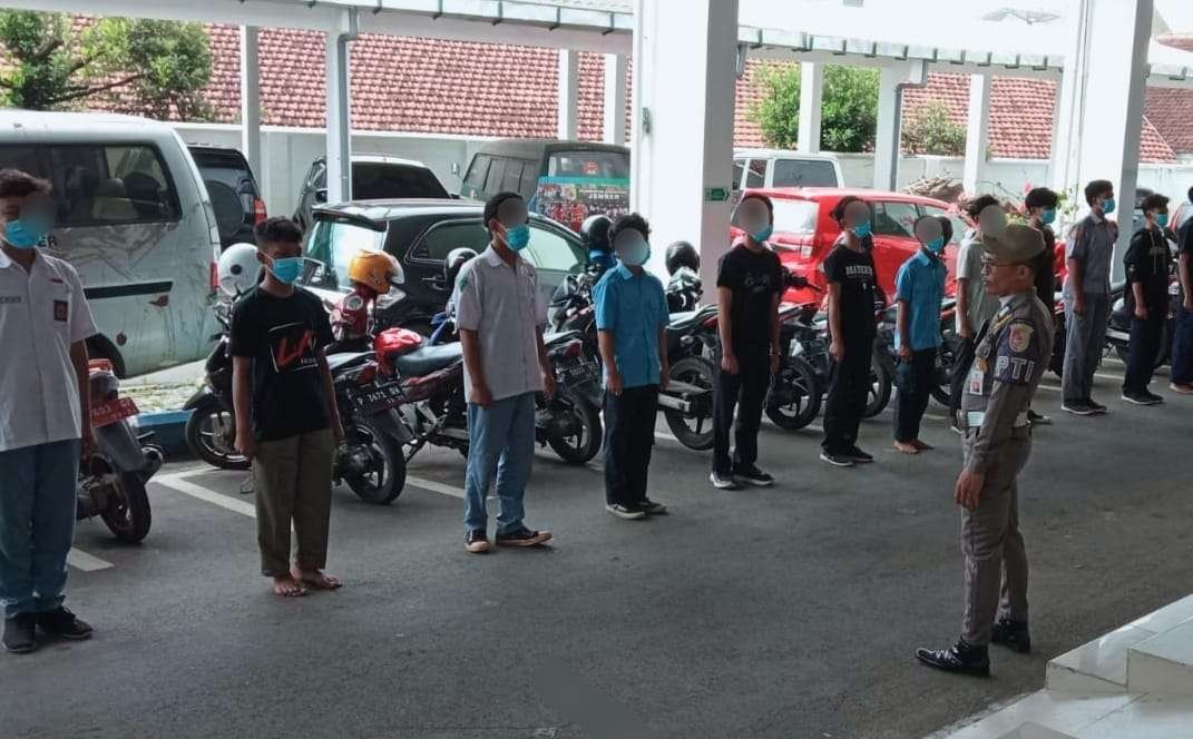 Sebanyak 22 siswa bolos di Jember saat diberi latihan baris-berbaris di kantor Satpol PP Jember (Foto: Rusdi/Ngopibareng.id)