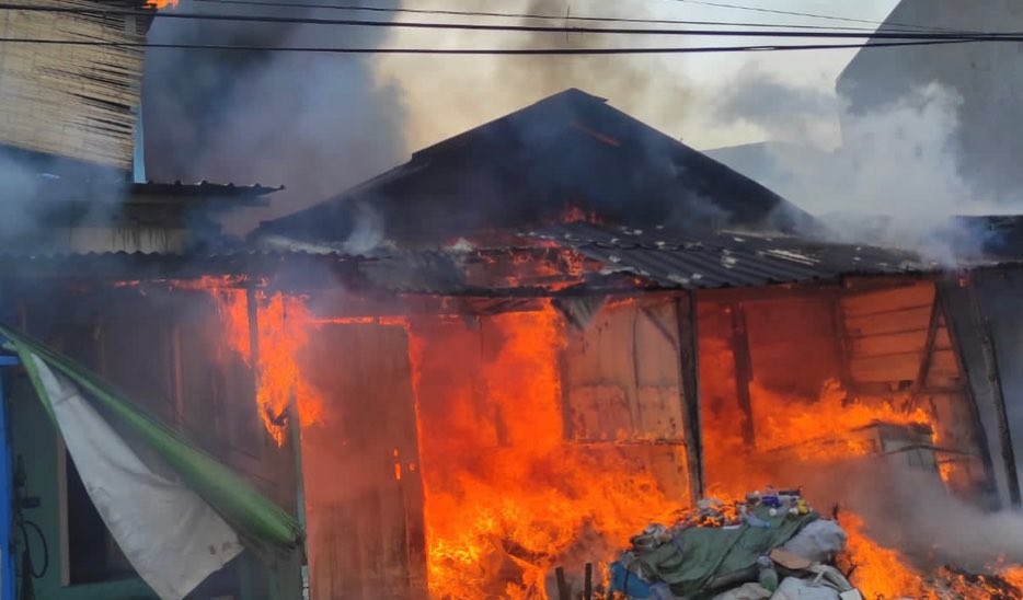 Gudang rongsokan terbakar akibat charger handphone korsleting. (Foto: Dokumentasi Damkar Surabaya)