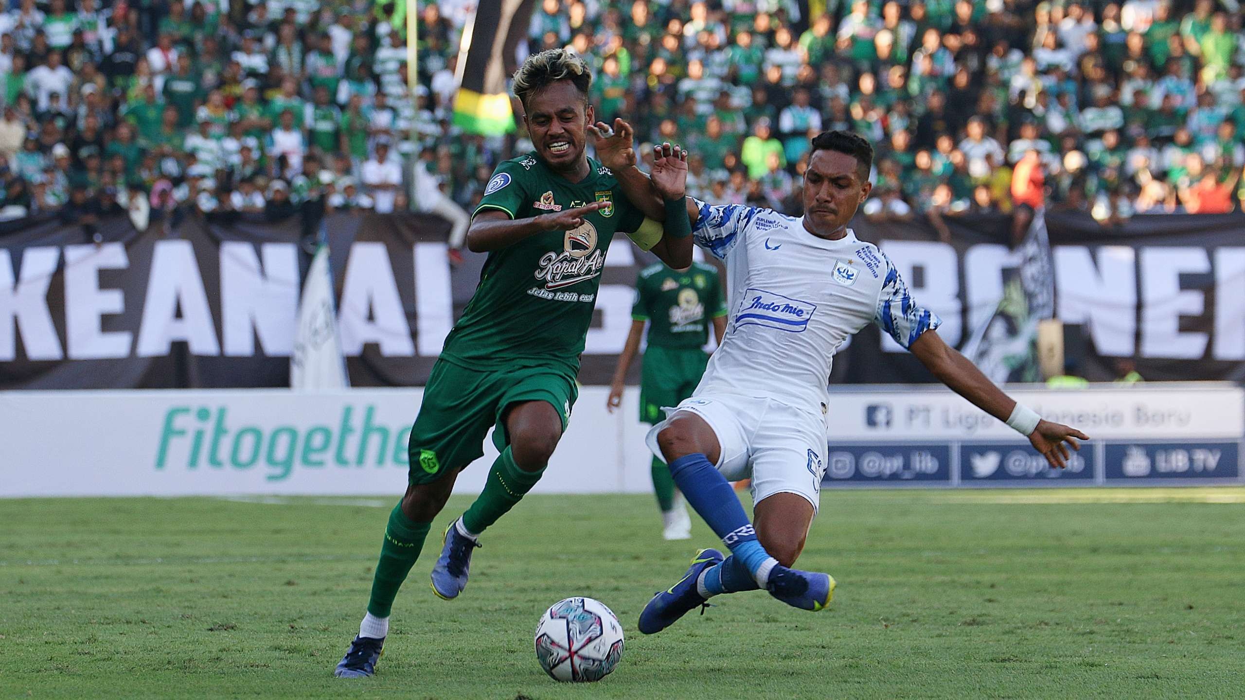 Pemain Persebaya, Alwi Slamat (hijau) jadi incaran Persib Bandung. (Foto: Fariz Yarbo/Ngopibareng.id)