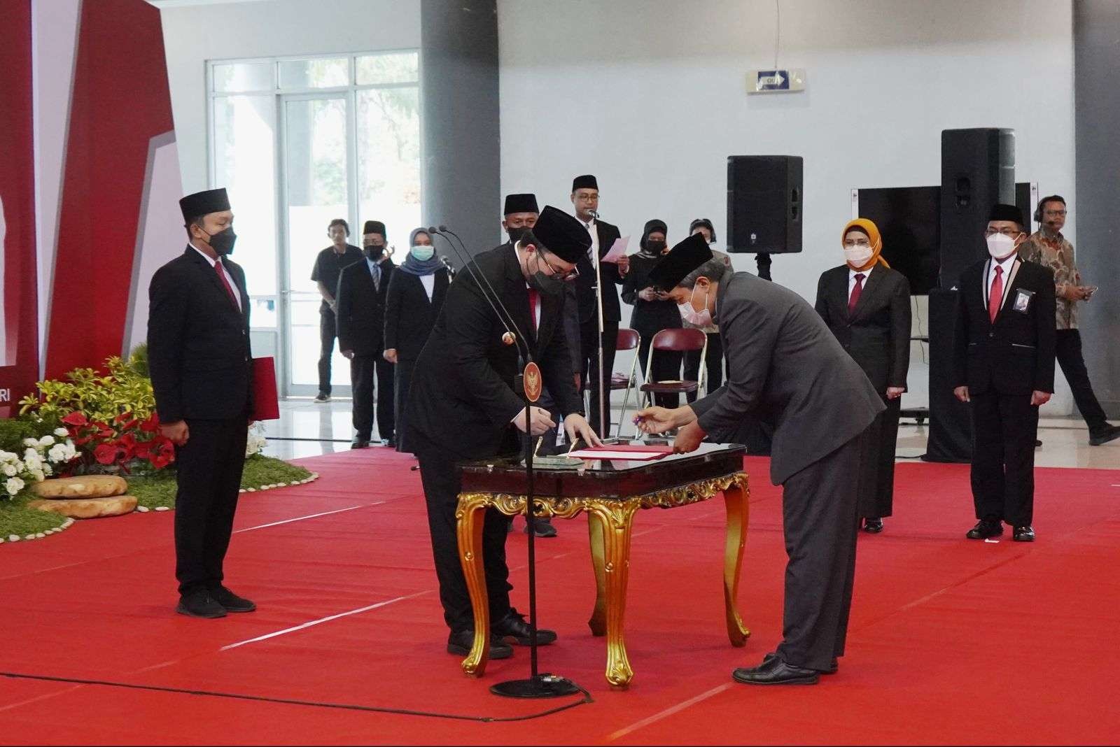 Bupati Hanindhito Himawan Pramana mengangkat Mohamad Solikin sebagai Sekretaris Daerah (Sekda) Kabupaten Kediri definitif. (Foto: Istimewa)