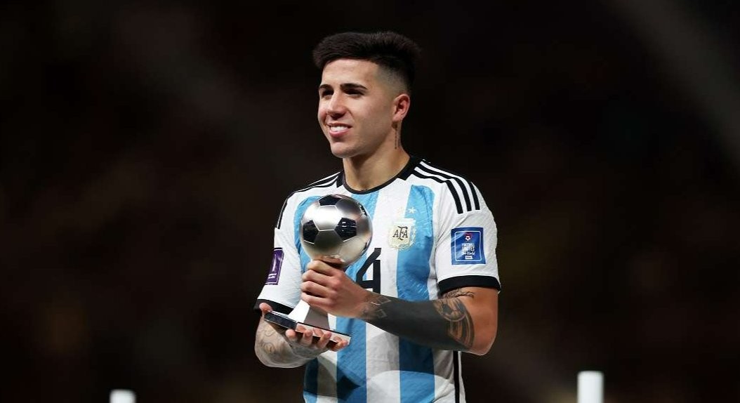 Enzo Fernandez mencari incaran utama Chelsea di bursa transfer Januari 2023 ini. (Foto: Twitter/@Argentina)