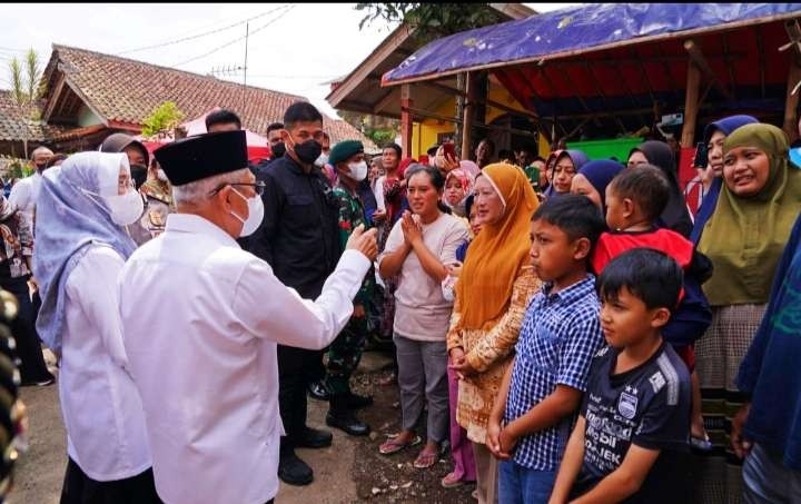 Wapres Ma'ruf Amin menyapa para santri dan pengasuh pondok pesantren Al Bahja ( foto: BPMI Setwapres)