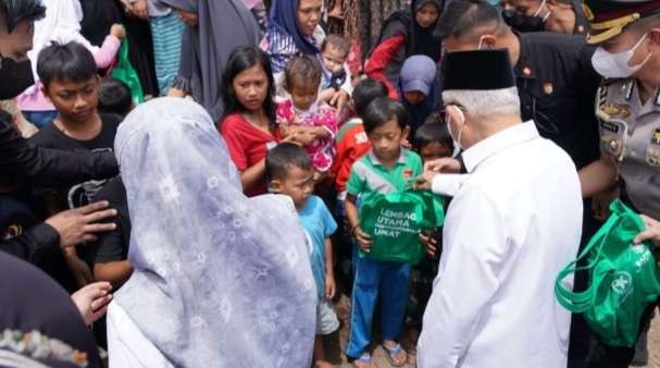 Wapres KH Ma'ruf Amin menyawa warga terdampak gempa cianjur sambil menyerahkan bantuan ( Foto: BPMI Setwapres)