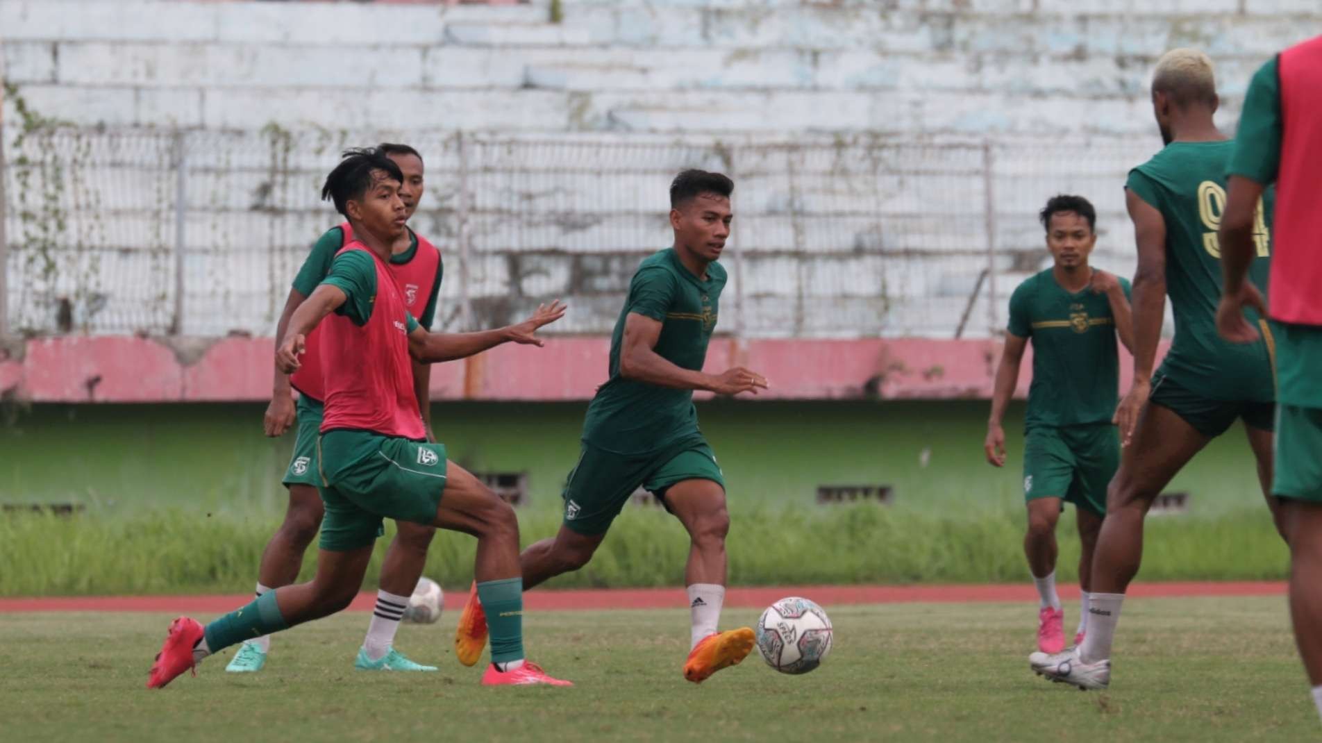 Pemain Persebaya saat menjalani latihan di Stadion Gelora Delta, Sidoarjo. (Foto: Fariz Yarbo/Ngopibareng.id)