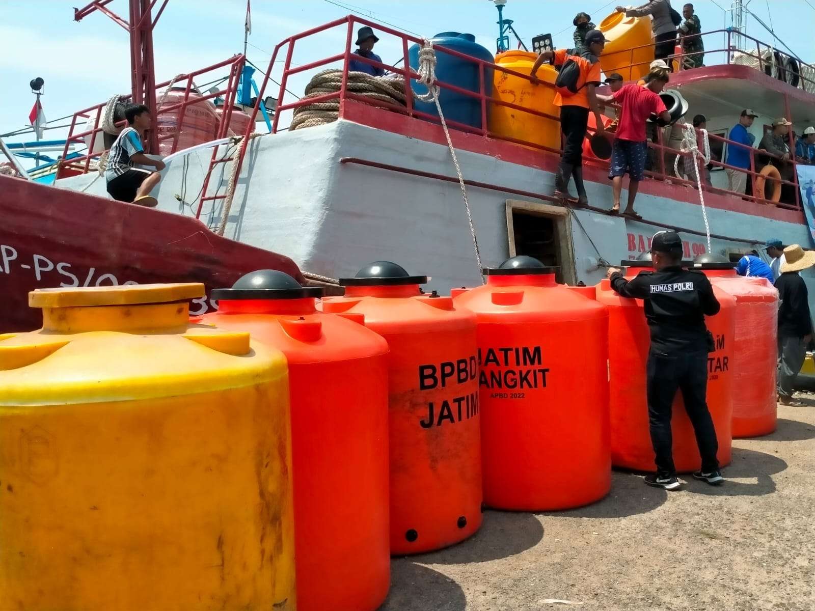 Warga Giliketapang, Kabupaten Probolinggo antre air bersih yang dipasok Pemkot, Polresta, dan Kodim. (Foto: Ikhsan Mahmudi/Ngopibareng.id)