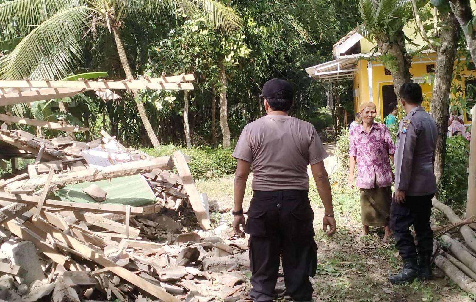 Petugas mengecek kondisi rumah semi permanen yang ambruk akibat terjangan angin kencang. (Foto: iIstimewa)