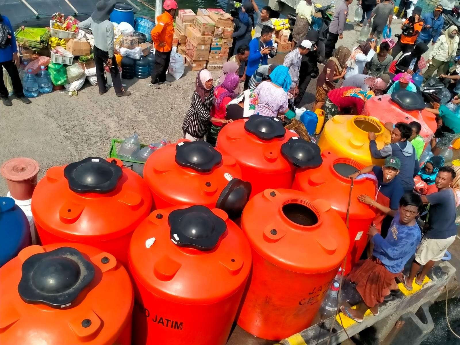 Warga Giliketapang dipasok sebanyak 7.937 galon air mineral, 14.000 liter air bersih, hingga susu formula. (Foto: Ikhsan Mahmudi/Ngopibareng.id)