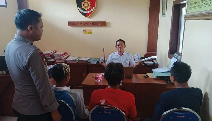 Kawanan pencuri rokok, bapak dan 2 anak di Jember saat diperiksa penyidik (Foto: Dok Polsek Tempurejo)