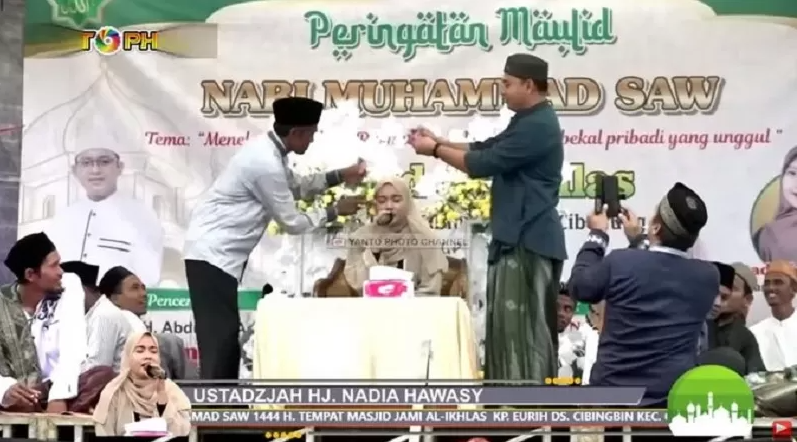 Qariah Nadia Hawasyi disawer saat melantunkan ayat-ayat Alquran. (Foto: Twitter)