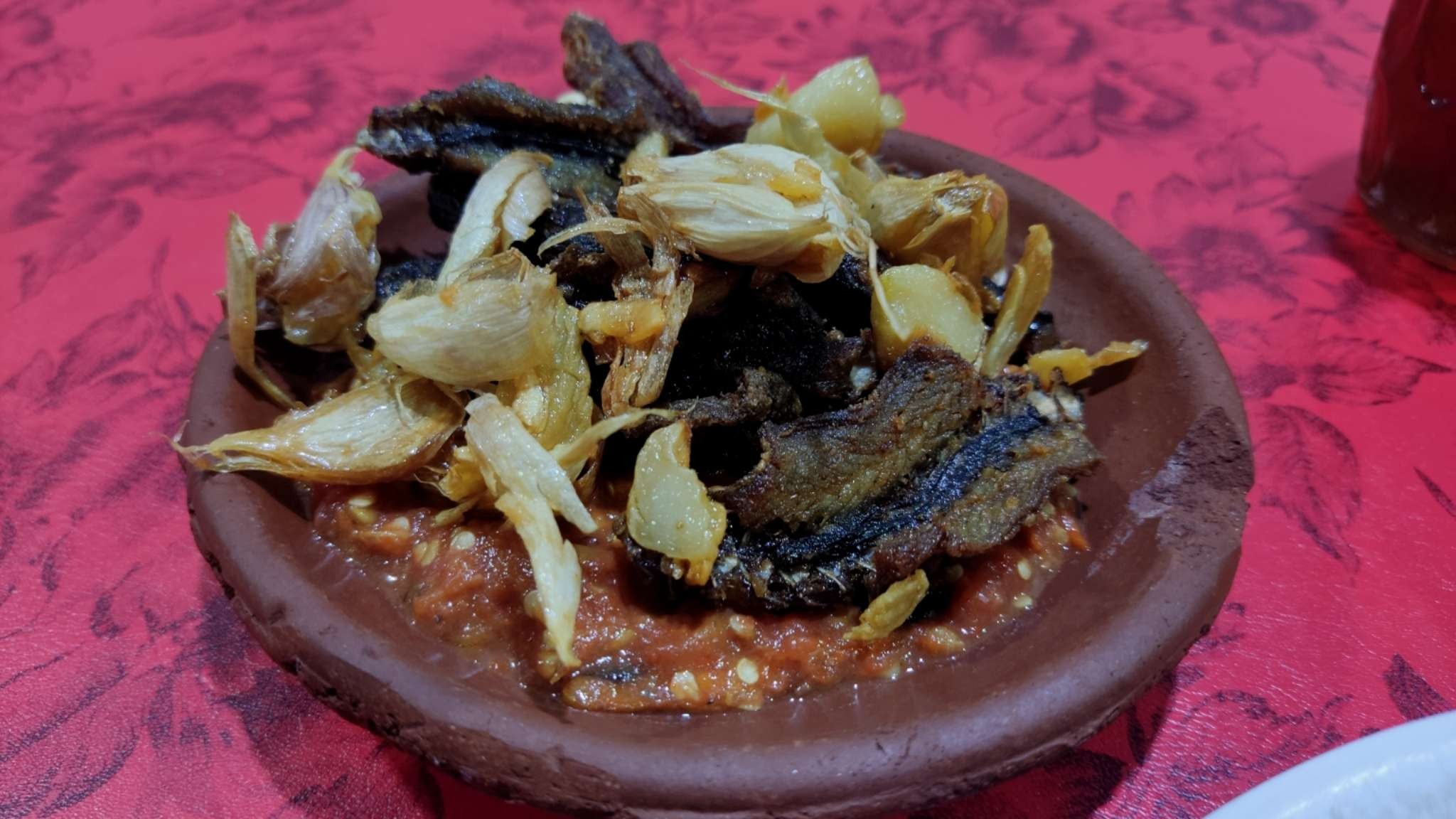 Belut goreng kering salah satu andalan Warung Spesial Belut Bu Yuli. (Foto: Fariz Yarbo/Ngopibareng.id)