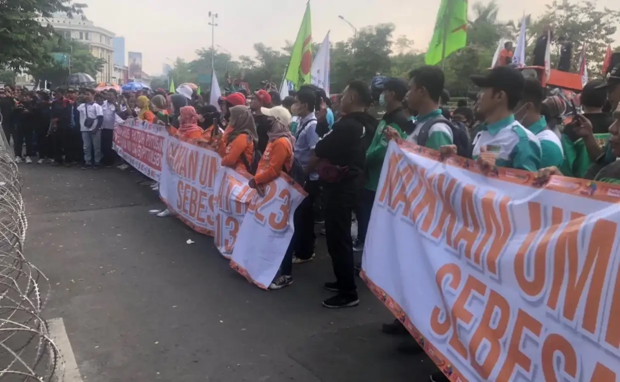 Ilustrasi demo buruh Jatim di depan Gedung Negara Grahadi. (Foto: Andhi Dwi/Ngopibareng.id)