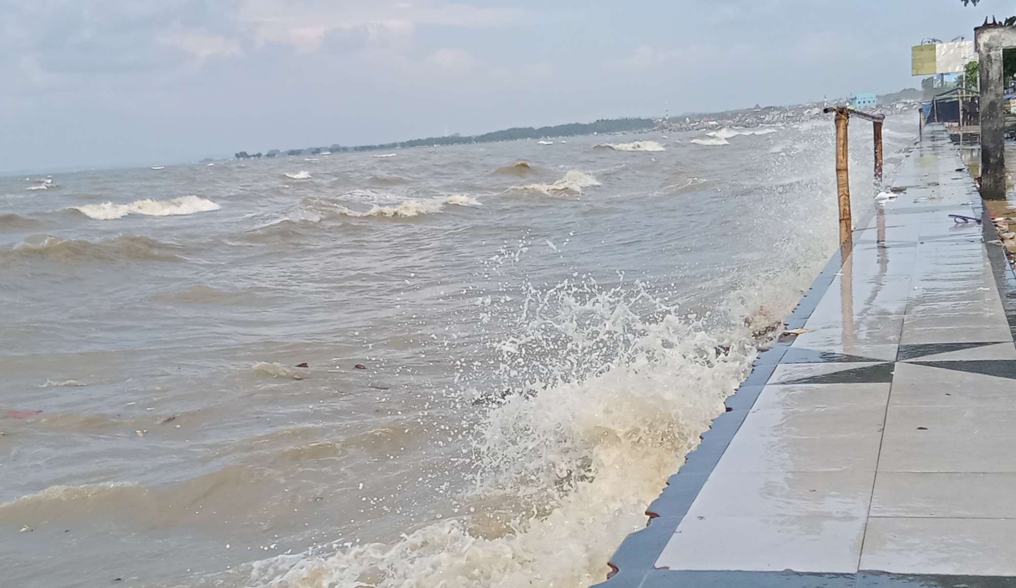 Gelombang tinggi di pesisir utara Kabupaten Tuban, Jawa Timur, pada Mei 2022. (Foto: Khoirul Huda/Ngopibareng.id)