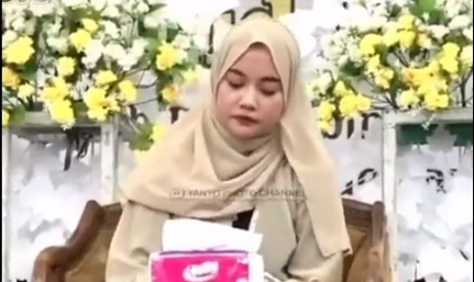 Qariah Nadia Hawasyi terganggu oleh aksi saweran saat dirinya khusyuk melantunkan ayat suci Alquran. (Foto: Instagram)