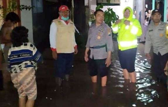 Anggota BPBD Situbondo bersama Babinsa Koramil dan Babinkamtibmas Polsek Besuki saat meninjau warga Desa terendam banjir. (Foto: BPBD Situbondo)