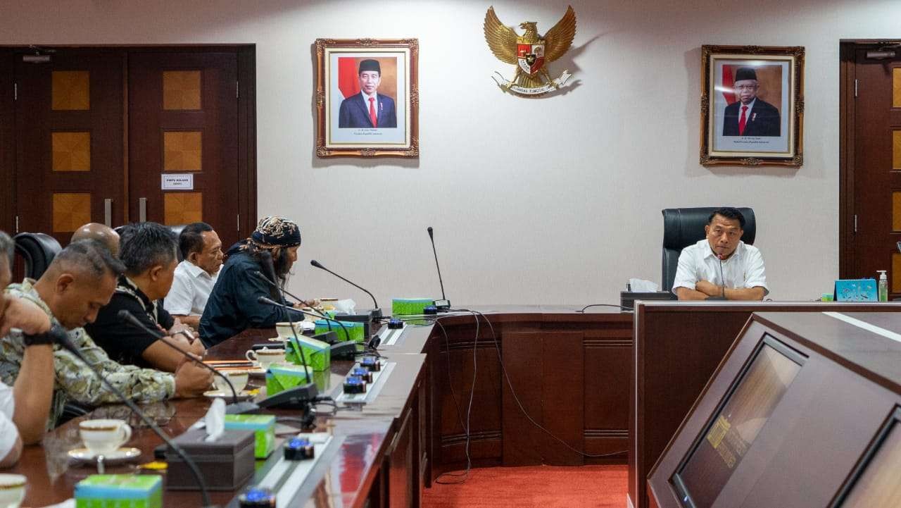 Kepala Staf Kepresidenan Moeldoko menerima kedatangan sejumlah tokoh suporter klub sepak bola Arema (Aremania) di Gedung Bina Graha Jakarta. (Foto: Setpres)