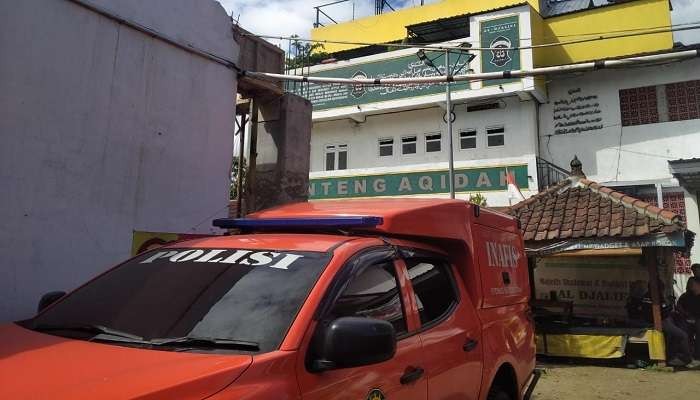 Satreskrim Polres Jember melakukan olah TKP dan penyelidikan di pondok pesantren yang menjadi lokasi dugaan pencabulan dan perzinaan (Foto: Rusdi/Ngopibareng.id)