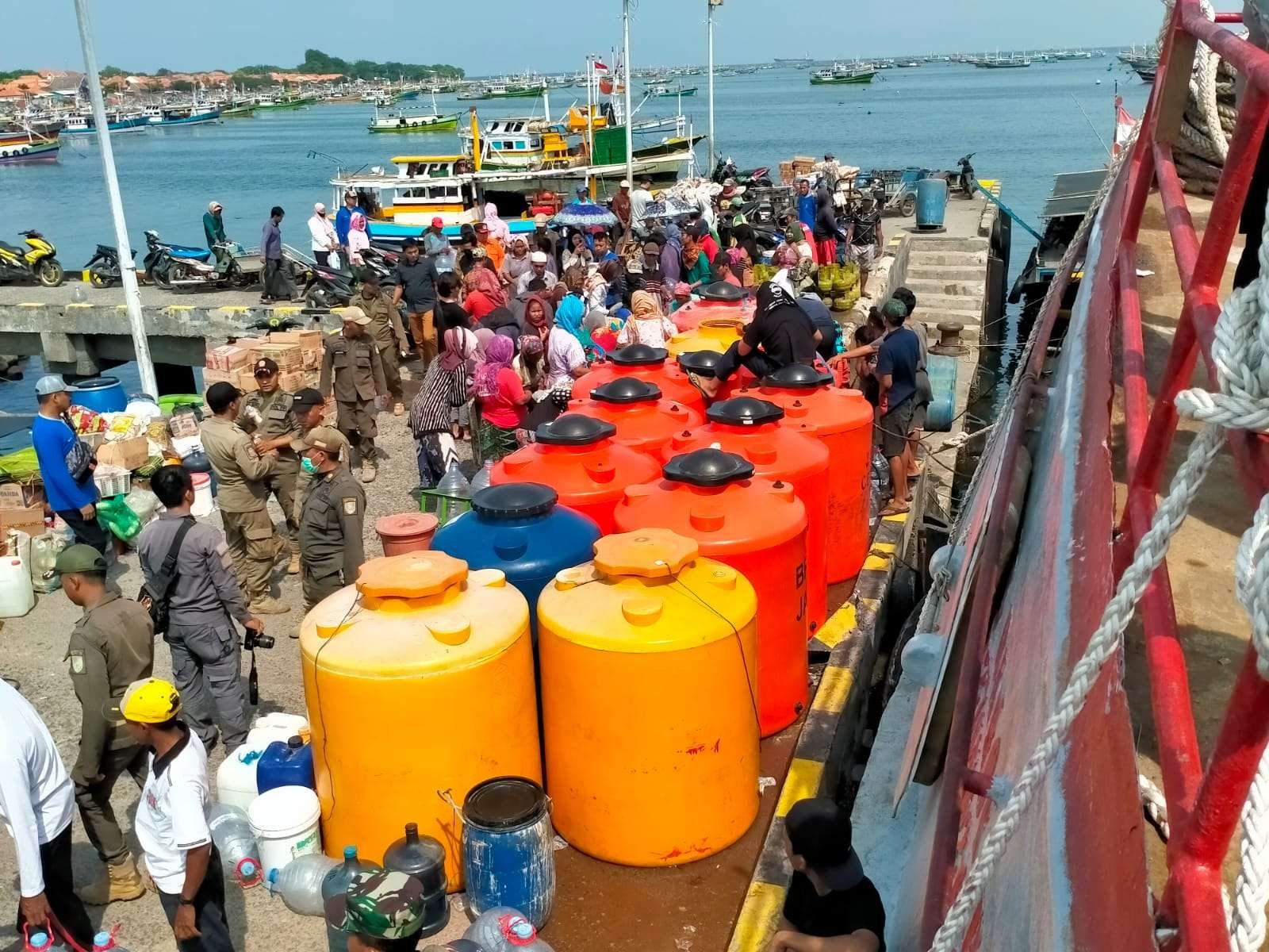 Suasana di dermaga Pulau Giliketapang, Kecamatan Sumberasih, Kabupaten Probolinggo. (Foto: Ikhsan Mahmudi/Ngopibareng.id)