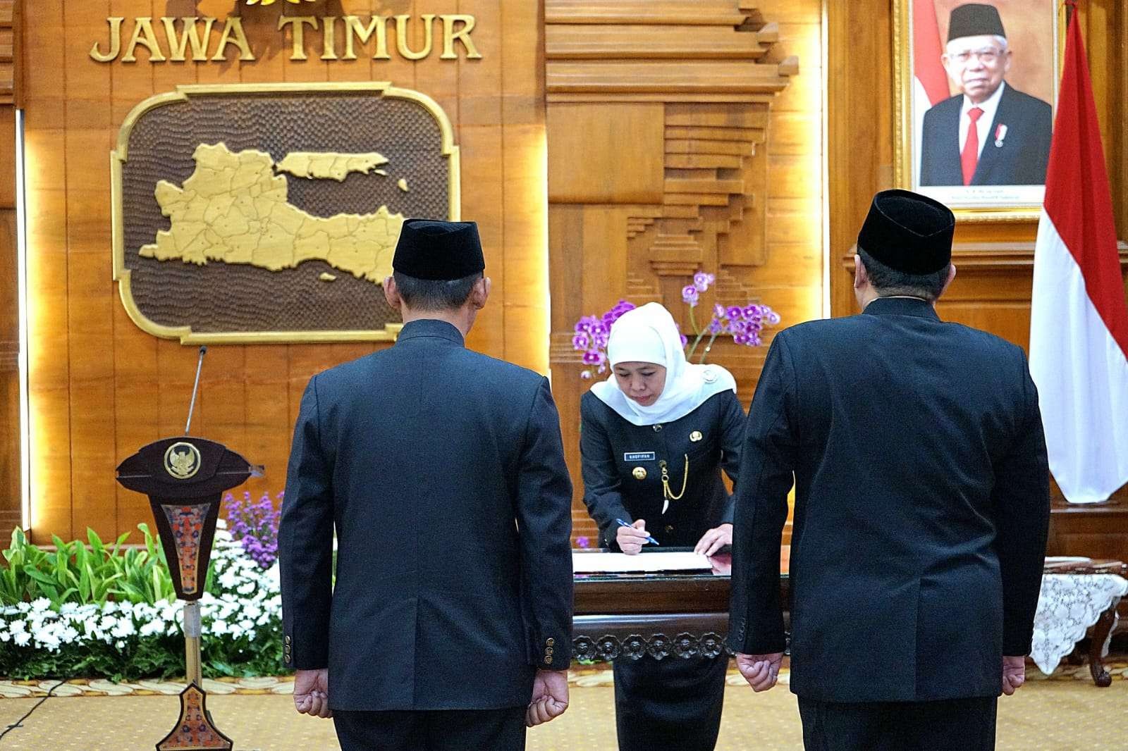 Gubernur Jatim, Khofifah Indar Parawansa saat mengukuhkan 11 pejabat pratama di Gedung Negara Grahadi, Surabaya, Jumat 6 Januari 2022. (Foto: Humas Prov Jatim)