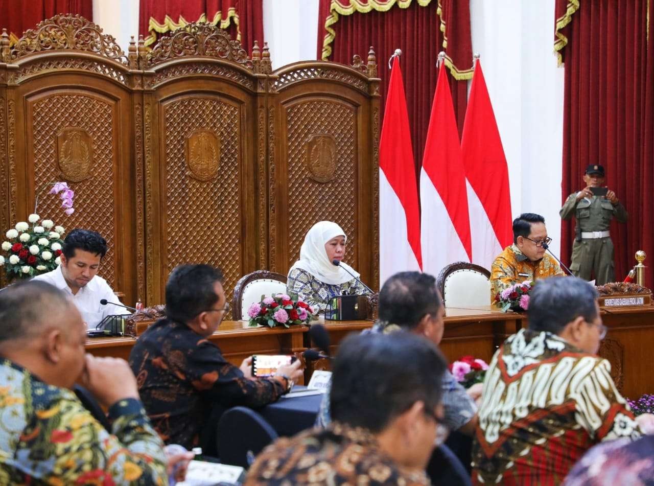 Gubernur Jatim, Khofifah Indar Parawansa (tengah) memimpin rakor di Gedung Negara Grahadi, Surabaya, Jumat 6 Januari 2022. (Foto: Humas Prov Jatim)