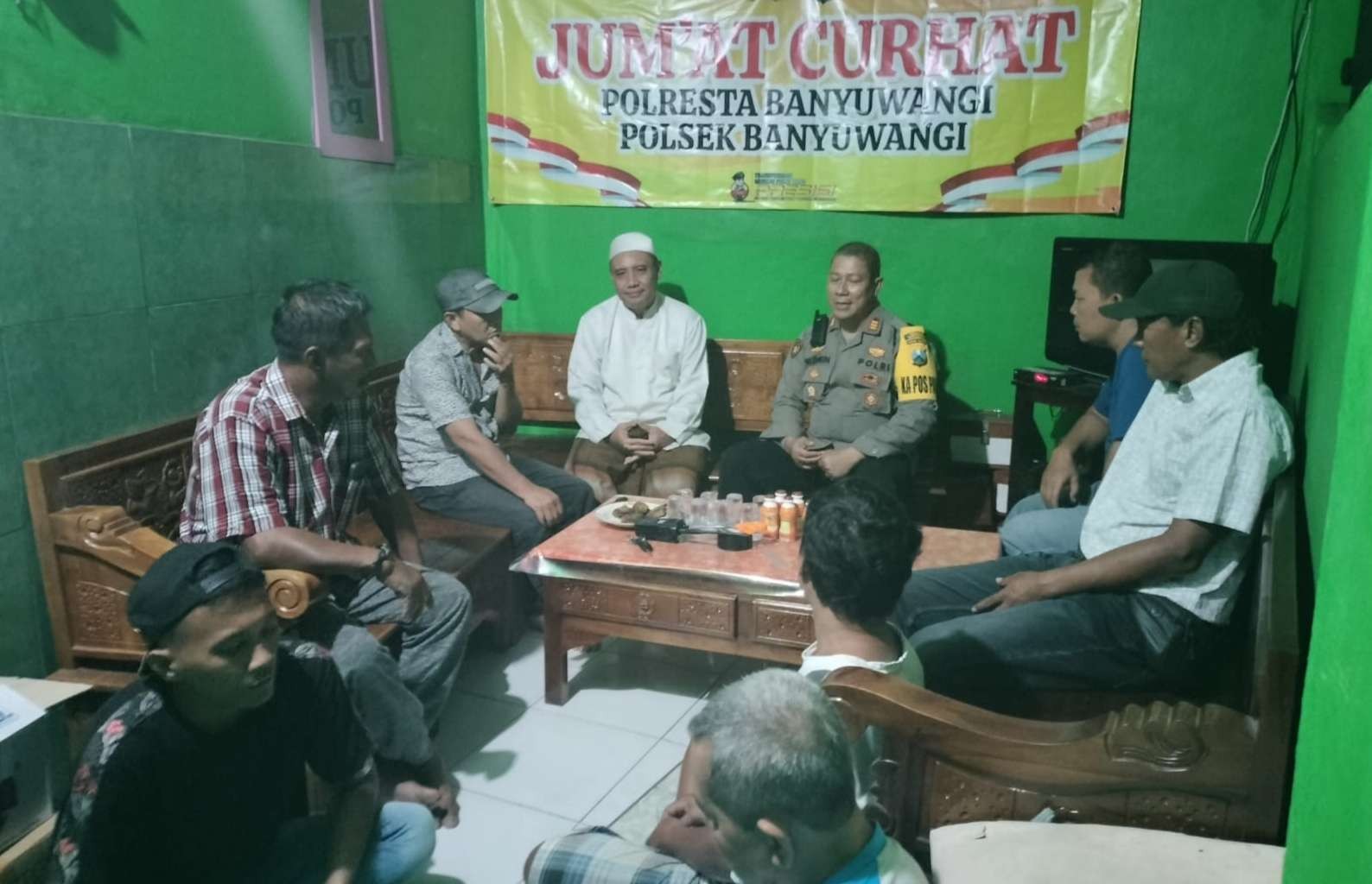 Kapolsek Banyuwangi AKP Kusmin berdiskusi dengan warga dalam kegiatan "Jumat Curhat". (Foto: Istimewa)