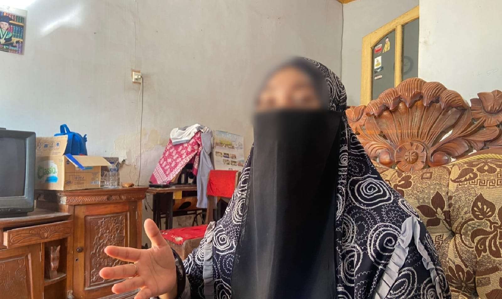 HA, istri dari pengasuh pondok pesantren yang kini terlapor dugaan perzinaan dan pencabulan terhadap santri dan ustazah (Foto: Rusdi/Ngopibareng.id)