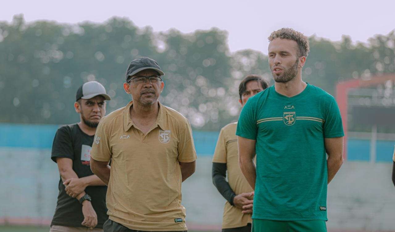 Rekrutan baru Persebaya, Ze Valente (kanan) saat mengikuti latihan perdana di Stadion Gelora Delta, Sidoarjo, Jumat 6 Januari 2022. (Foto: Fariz Yarbo/Ngopibareng.id)