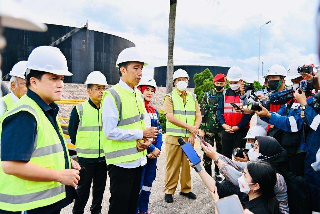 Presiden Joko Widodo, Direktur Utama Pertamina Nicke Widyawati, Menteri Sekretaris Negara Pratikno, Menteri BUMN Erick Thohir dan Menteri PUPR Basuki Hadimuljono di tangki timbun (tank farm) milik Pertamina Hulu Rokan, Kamis 5 Januari 2023. (Foto: dok. Pertamina)